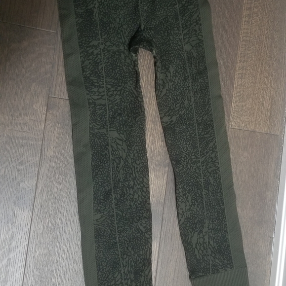 Lululemon ebb to street gator green leggings - Picture 4 of 4